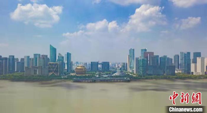 浙江杭州錢塘江畔?！⊥鮿?攝
