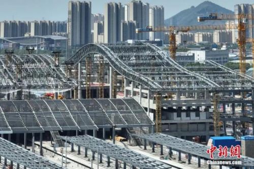 圖為航拍南沿江鐵路江陰站站房屋面鋼結構桁架整體提升現(xiàn)場。(無人機照片) 中新社記者 泱波 攝